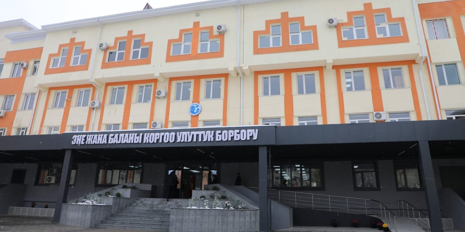 Камчыбек Ташиев в НЦОМиД: передача медоборудования, обещание парковки на 180 мест и служебных автомобилей, заявления о повышении зарплат медикам