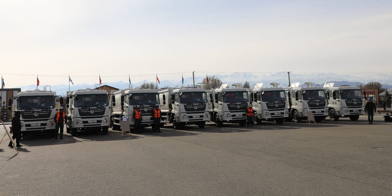 Ташиев передал Балыкчы 36 единиц коммунальной техники на 100 млн сомов