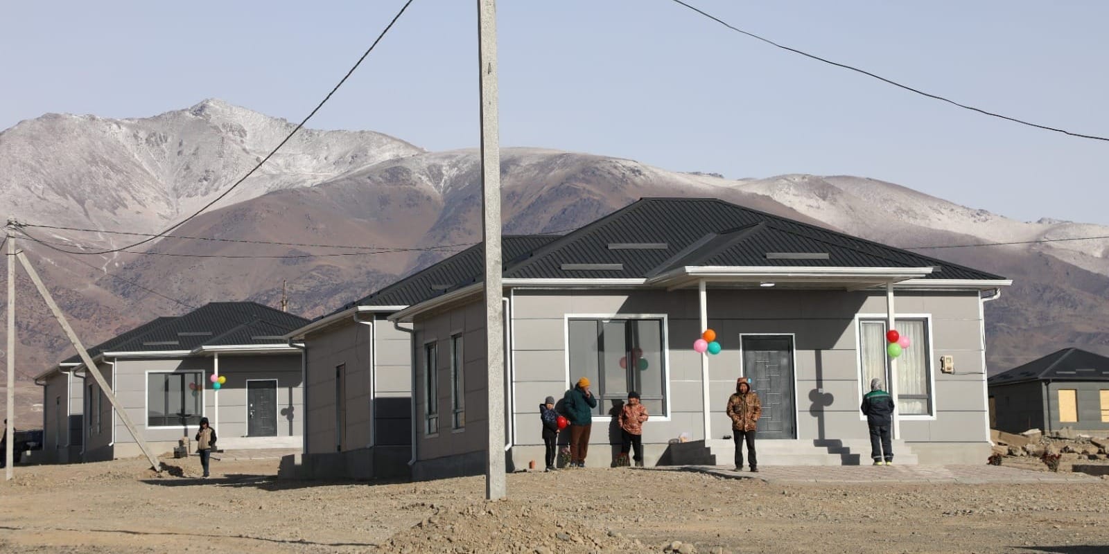 Шесть семей переселили из зоны у железной дороги в Балыкчы — Ташиев вручил ключи от новых домов