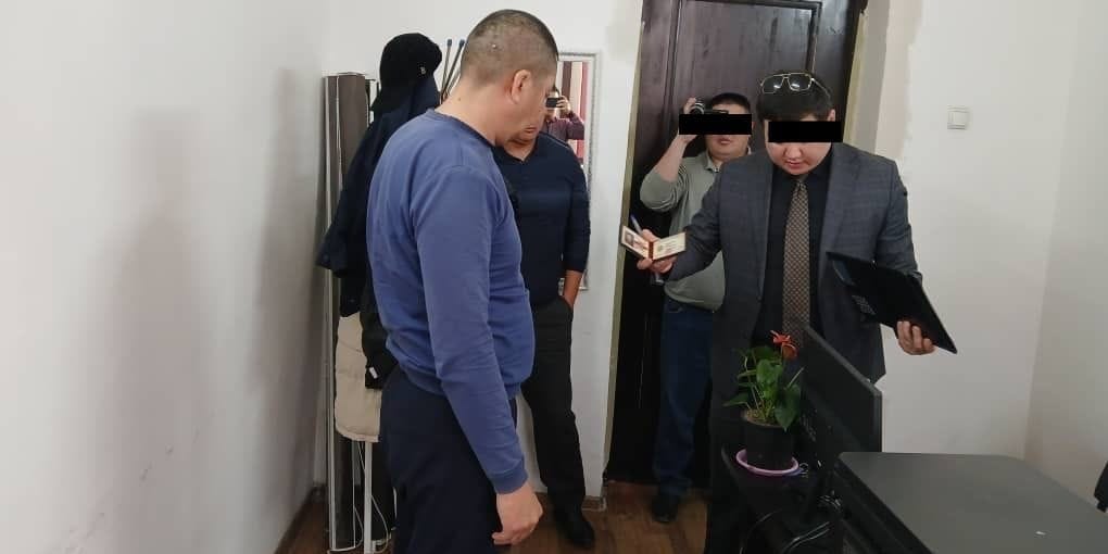 Сотрудники ГКНБ пресекли коррупционную схему с поддельными документами в «Политехе».