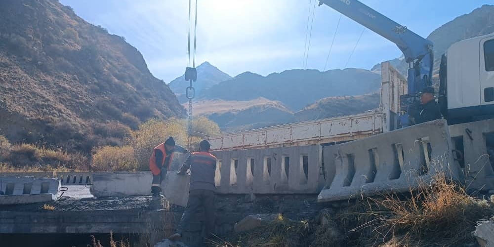 На трассе Бишкек – Ош обновляют защитные парапеты