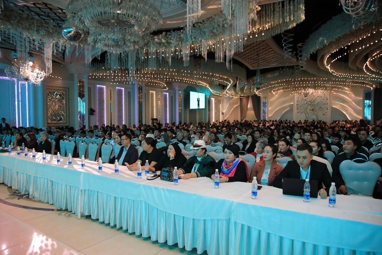 Фотографии команды Pro Sales Agent — первопроходцев, сопровождающих развитие мегапроекта Royal Central Park.