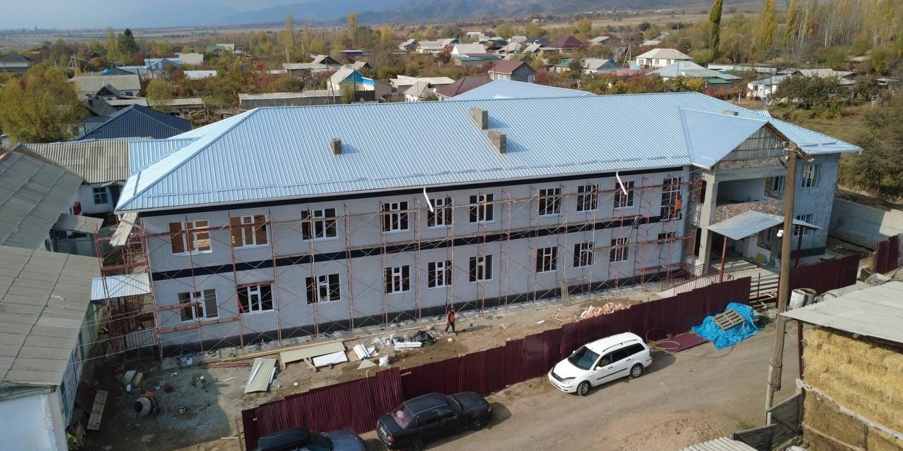 Строительство новой школы на 150 мест в селе Өрүктү Иссык-Кульской области, готовность 85%.