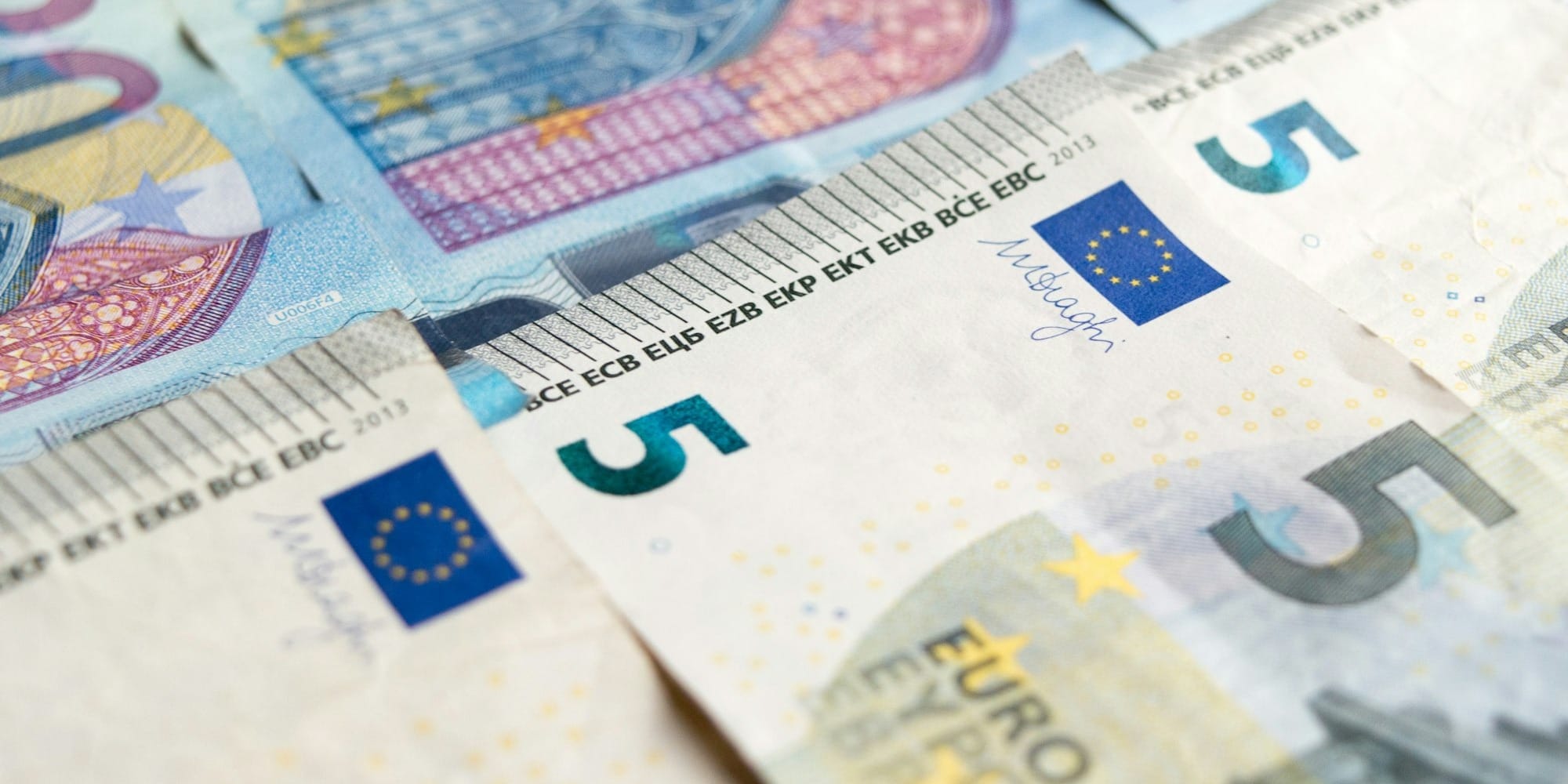 Нацбанк приостановил деятельность шести обменок в Бишкеке и Ошской области и оштрафовал нарушителей