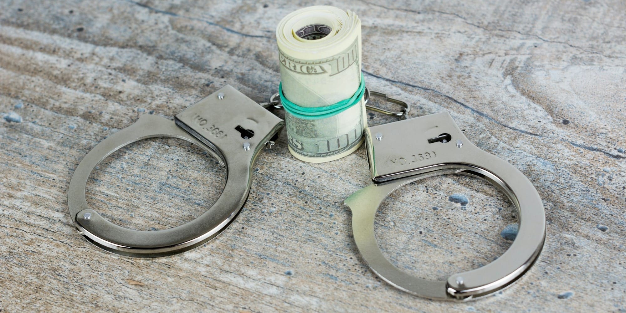 В КР пресечена схема взяток при регистрации населения — задержаны пять человек