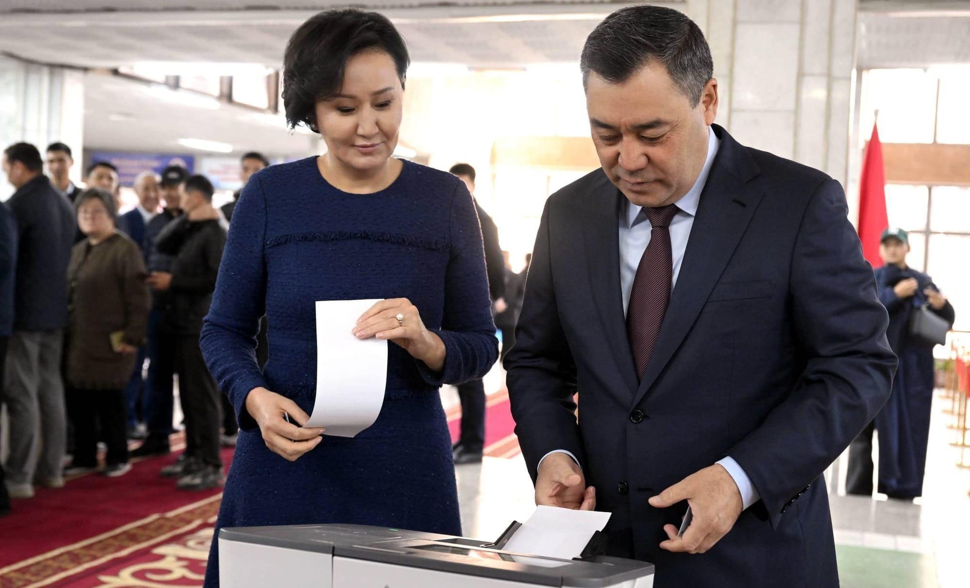 Жапаров проголосовал в Бишкеке и напомнил, что три революции произошли из-за выборов (видео)