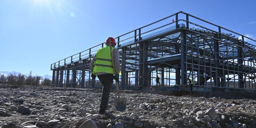 Как идет строительство спорткомплекса в Токмоке, рассказали в Минстрое
