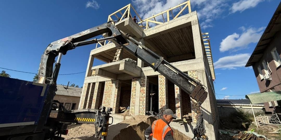 В Караколе завершают строительство нового здания управления архитектуры