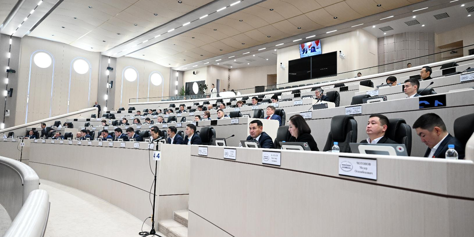 Заседание Жогорку Кенеша 18 декабря 2025 года в Бишкеке, депутаты избрали зампредов восьми профильных комитетов и утвердили их состав.