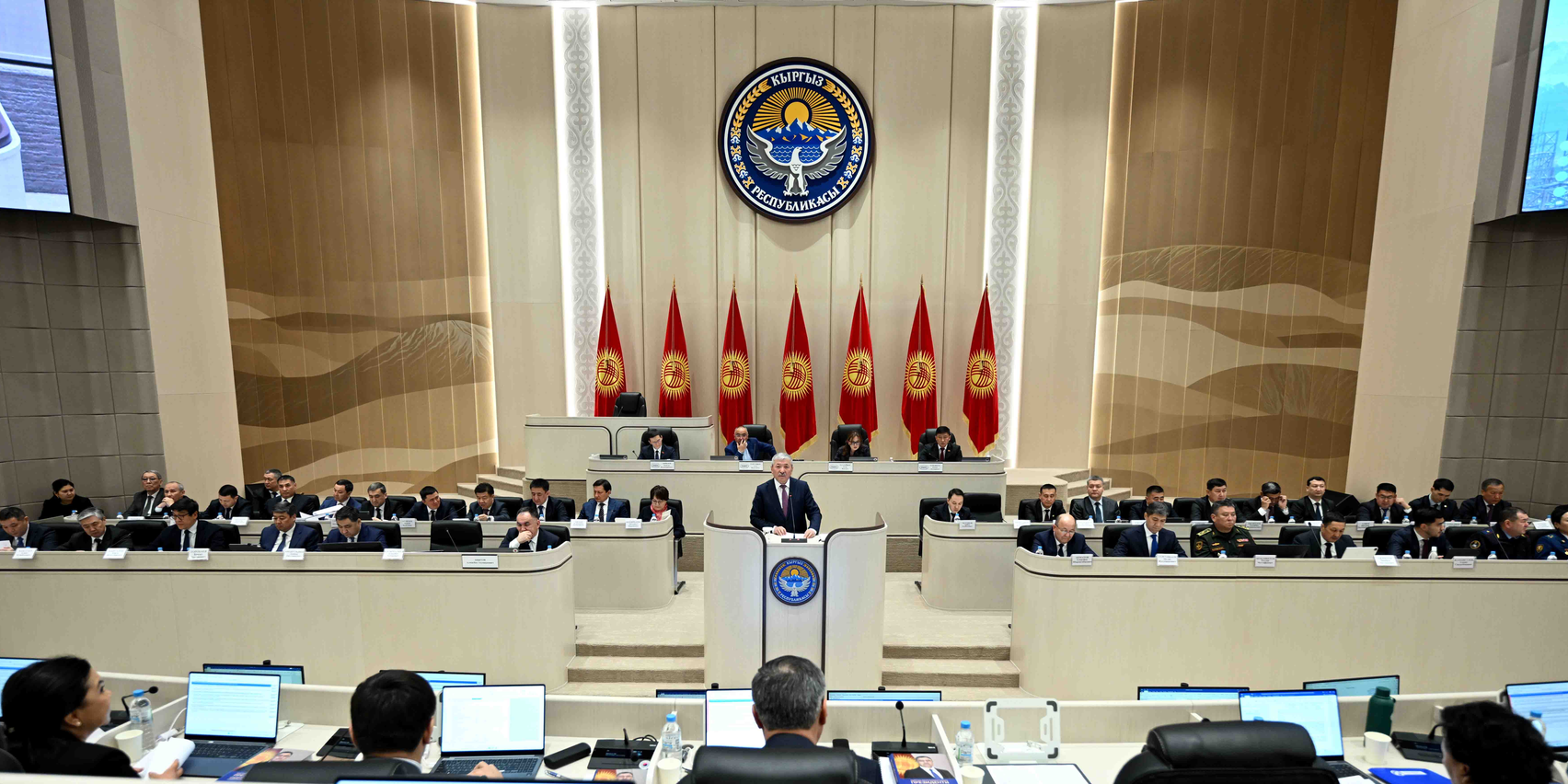 Кабмин отчитался по соцсектору и обозначил приоритеты: рост ЗП, новые детсады, школы и медучреждения