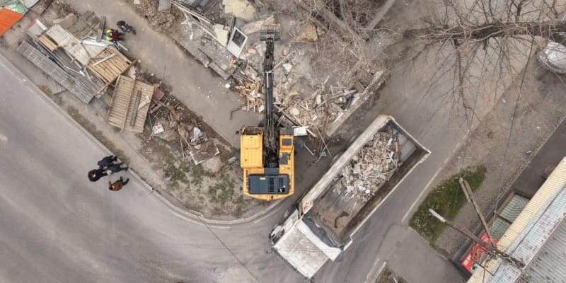 Демонтаж временных сооружений у Старого автовокзала в Бишкеке, освобожденный участок муниципальной земли под озеленение.