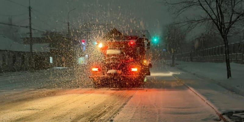 Сильный снегопад в Бишкеке: «Тазалык» с 02:00 ведет уборку улиц и магистралей