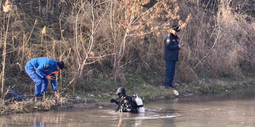 В Бишкеке погибли трое работников «Тазалык» после падения в БЧК
