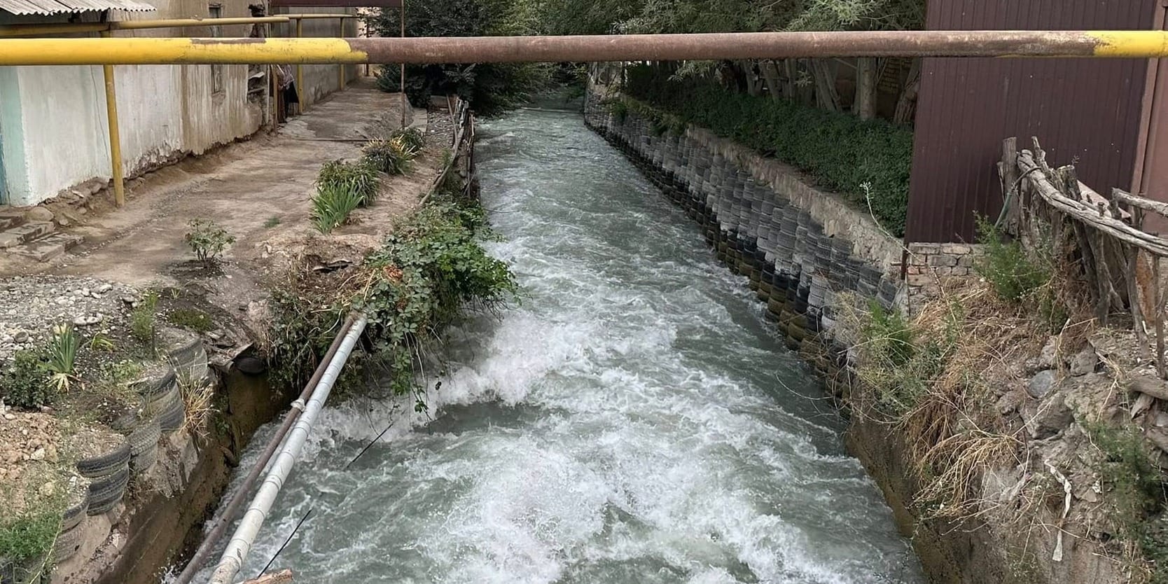 Компания в Оше незаконно заняла водоохранную зону канала «Жекелик» и получила серию штрафов