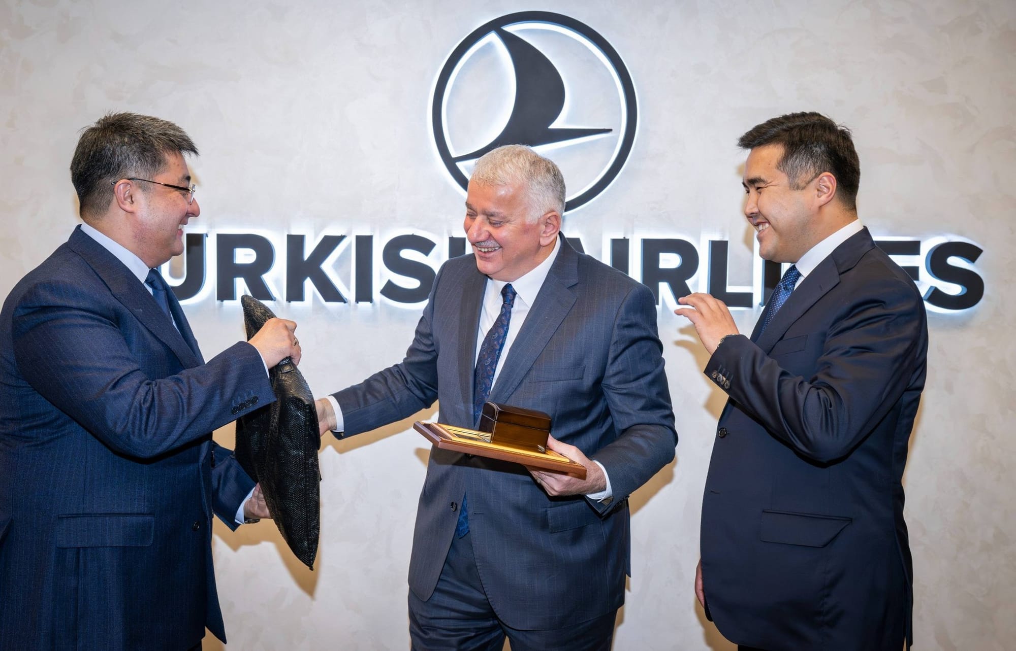 Рабочая встреча в Стамбуле представителей ОАО «Аэропорты Кыргызстана» и Turkish Airlines по расширению рейсов через аэропорт «Манас».