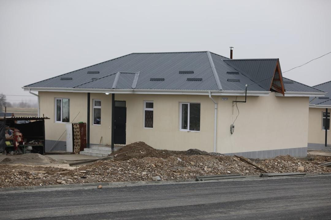 Ташиев проверил новые жилые комплексы в Лейлекском районе и встретился с жителями