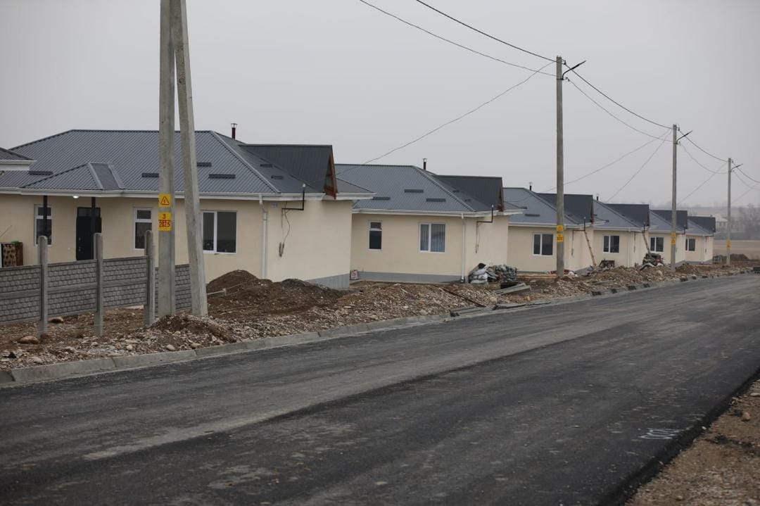 Ташиев проверил новые жилые комплексы в Лейлекском районе и встретился с жителями