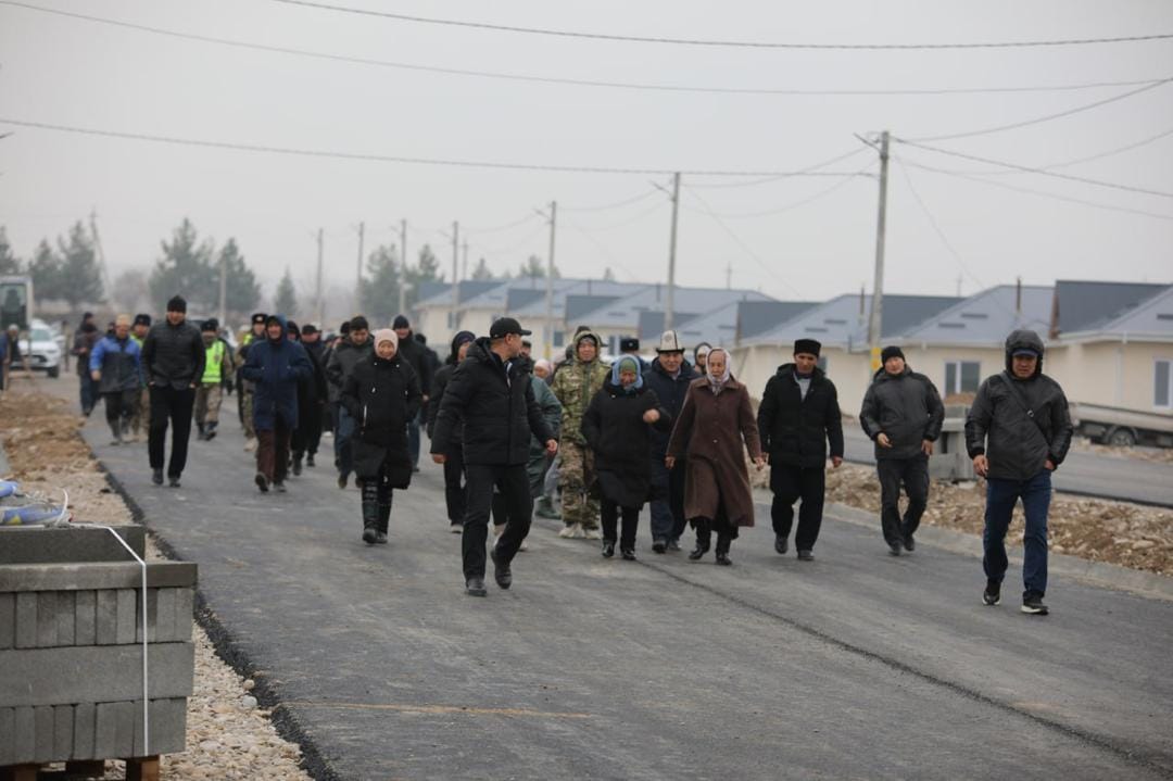 Ташиев проверил новые жилые комплексы в Лейлекском районе и встретился с жителями