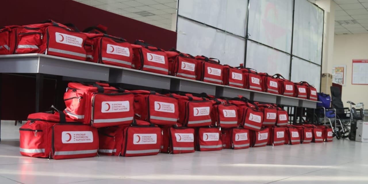 Красный Полумесяц передал военному госпиталю Минобороны 41 аптечку и оргтехнику