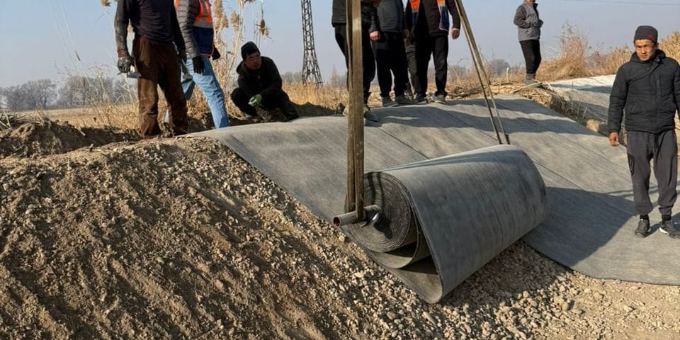 В Аламединском районе бетонируют канал Р-7 для сокращения потерь воды