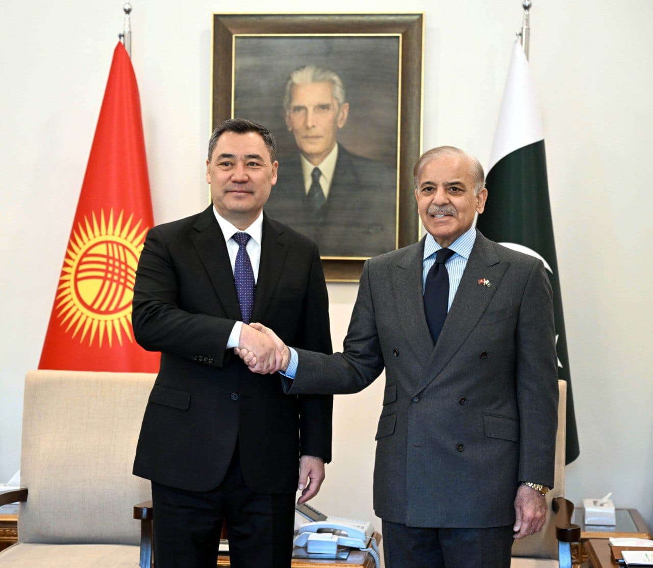 Кыргызстан получит доступ к портам Пакистана: итоги встречи Жапарова и Шарифа