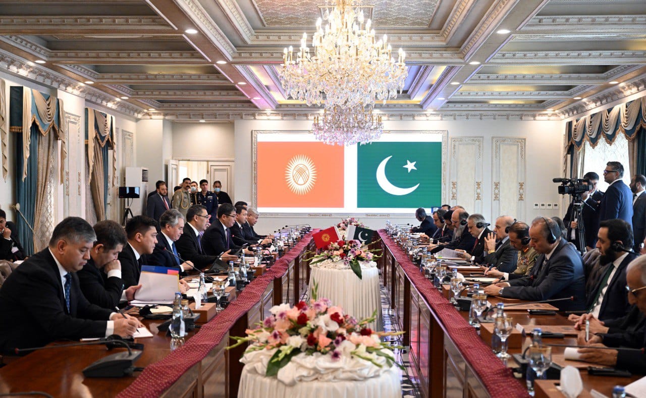 Кыргызстан получит доступ к портам Пакистана: итоги встречи Жапарова и Шарифа