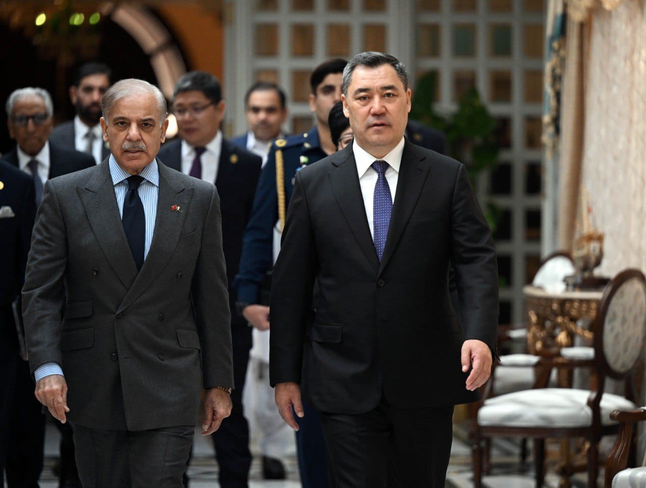 Кыргызстан получит доступ к портам Пакистана: итоги встречи Жапарова и Шарифа