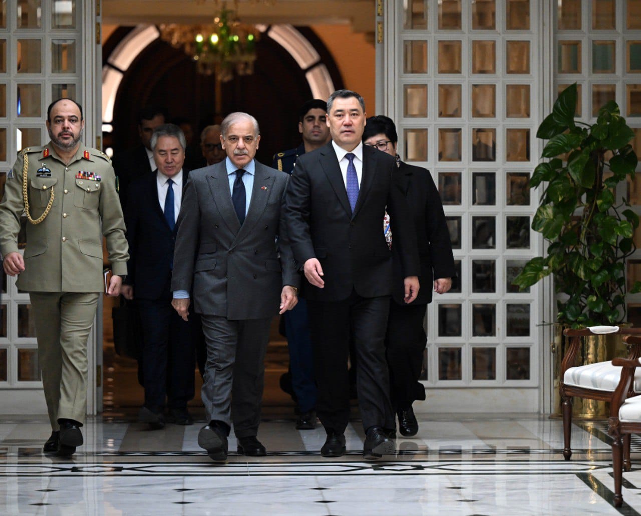 Кыргызстан получит доступ к портам Пакистана: итоги встречи Жапарова и Шарифа