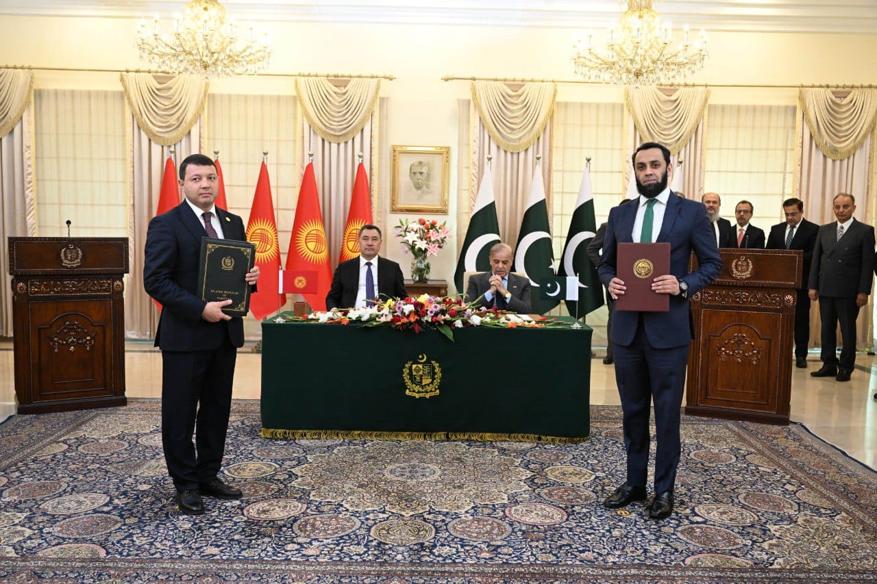 Торговля, недра, логистика: какие документы подписали Жапаров и Шариф в Исламабаде