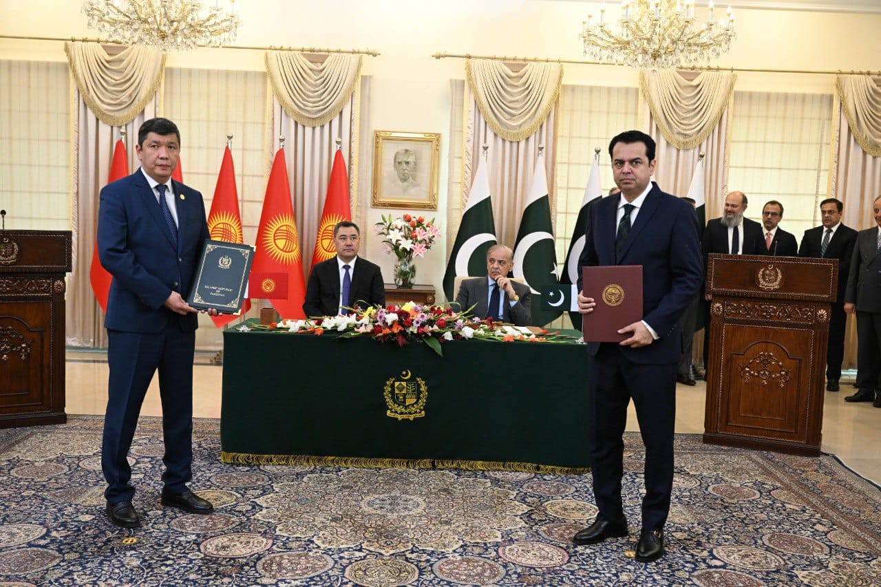 Торговля, недра, логистика: какие документы подписали Жапаров и Шариф в Исламабаде