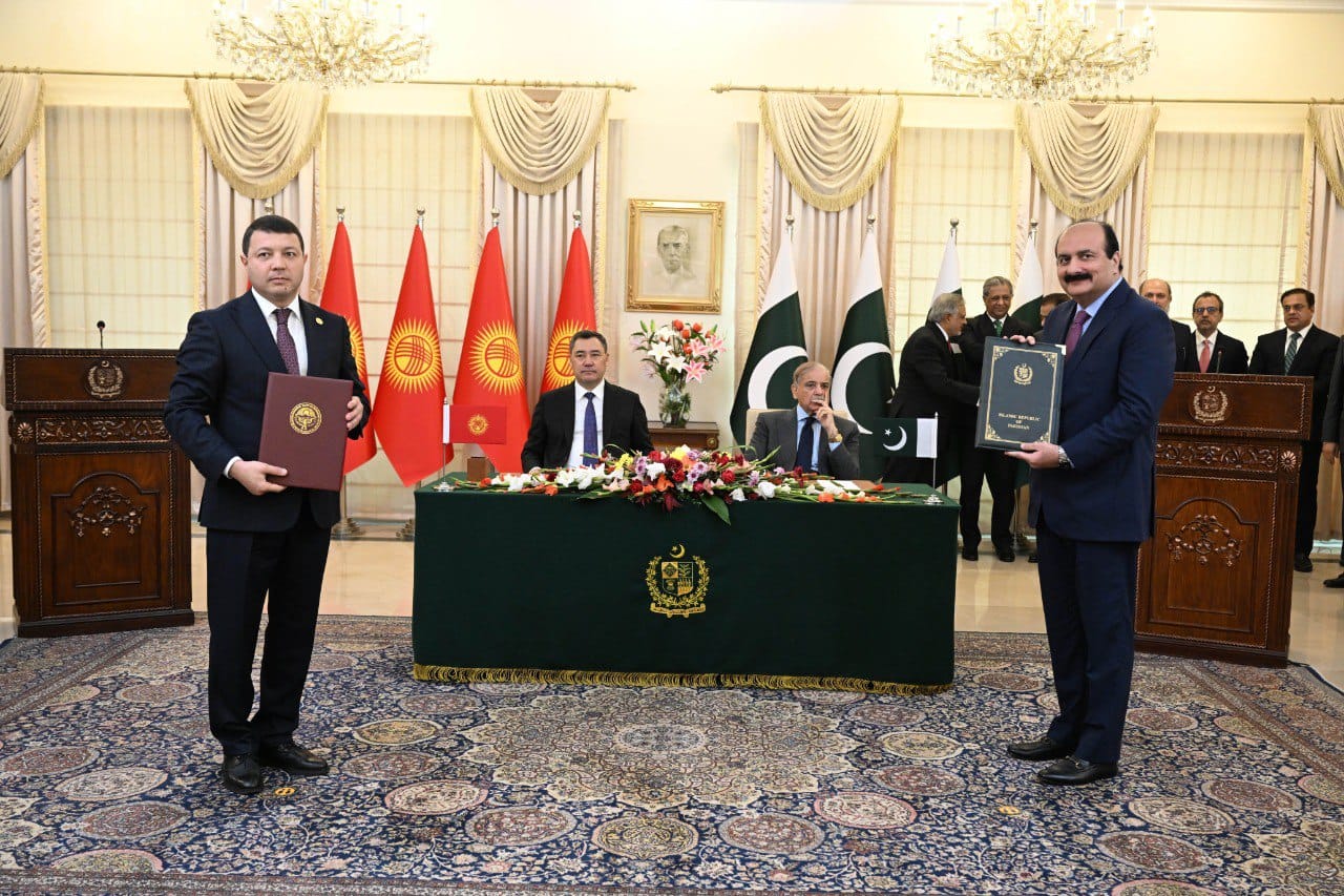 Торговля, недра, логистика: какие документы подписали Жапаров и Шариф в Исламабаде