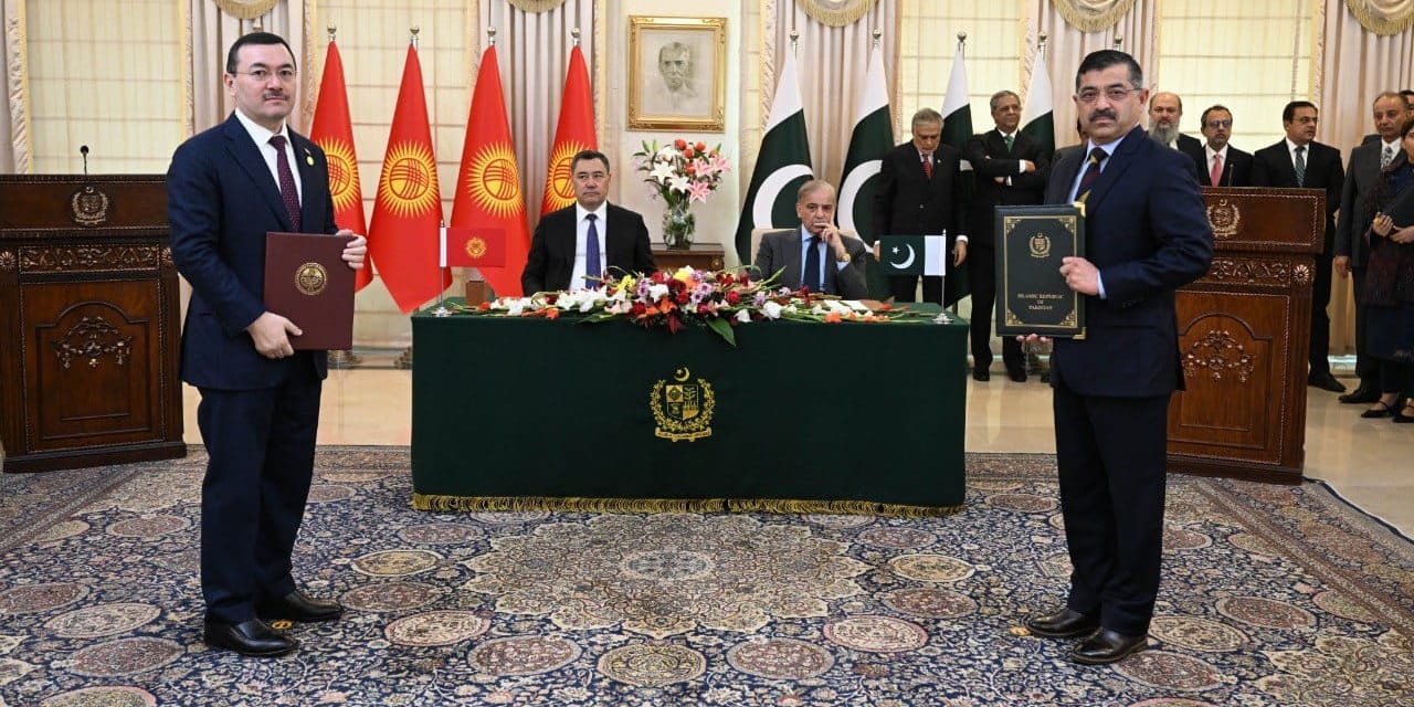 Торговля, недра, логистика: какие документы подписали Жапаров и Шариф в Исламабаде