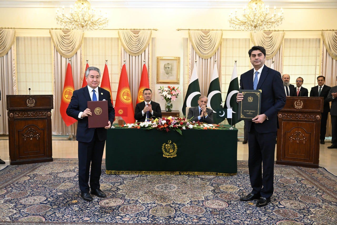 Торговля, недра, логистика: какие документы подписали Жапаров и Шариф в Исламабаде