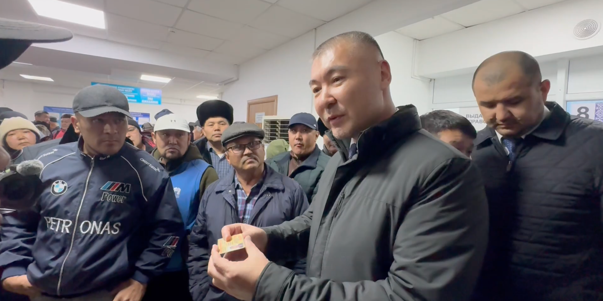 Зачем менять бессрочные водительские удостоверения в КР, рассказал Каныбек Туманбаев