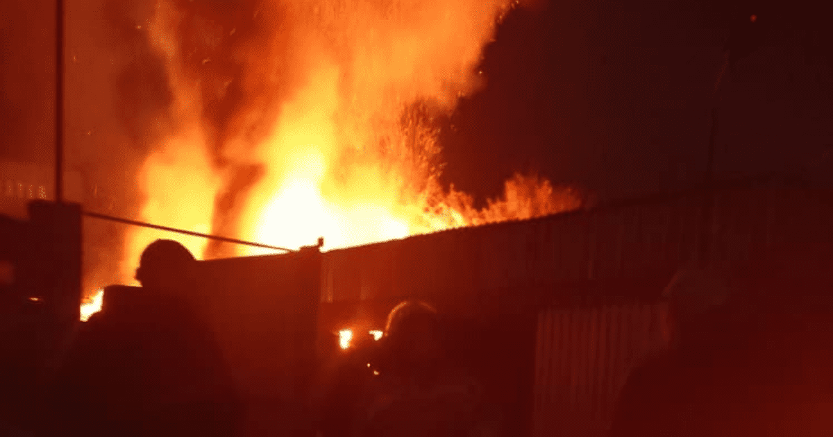 В Бишкеке ликвидировали пожар на складе площадью 250 м²