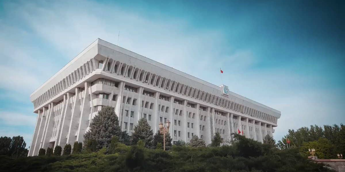 Три финалиста из 900: Жогорку Кенеш не принял ни одну версию гимна