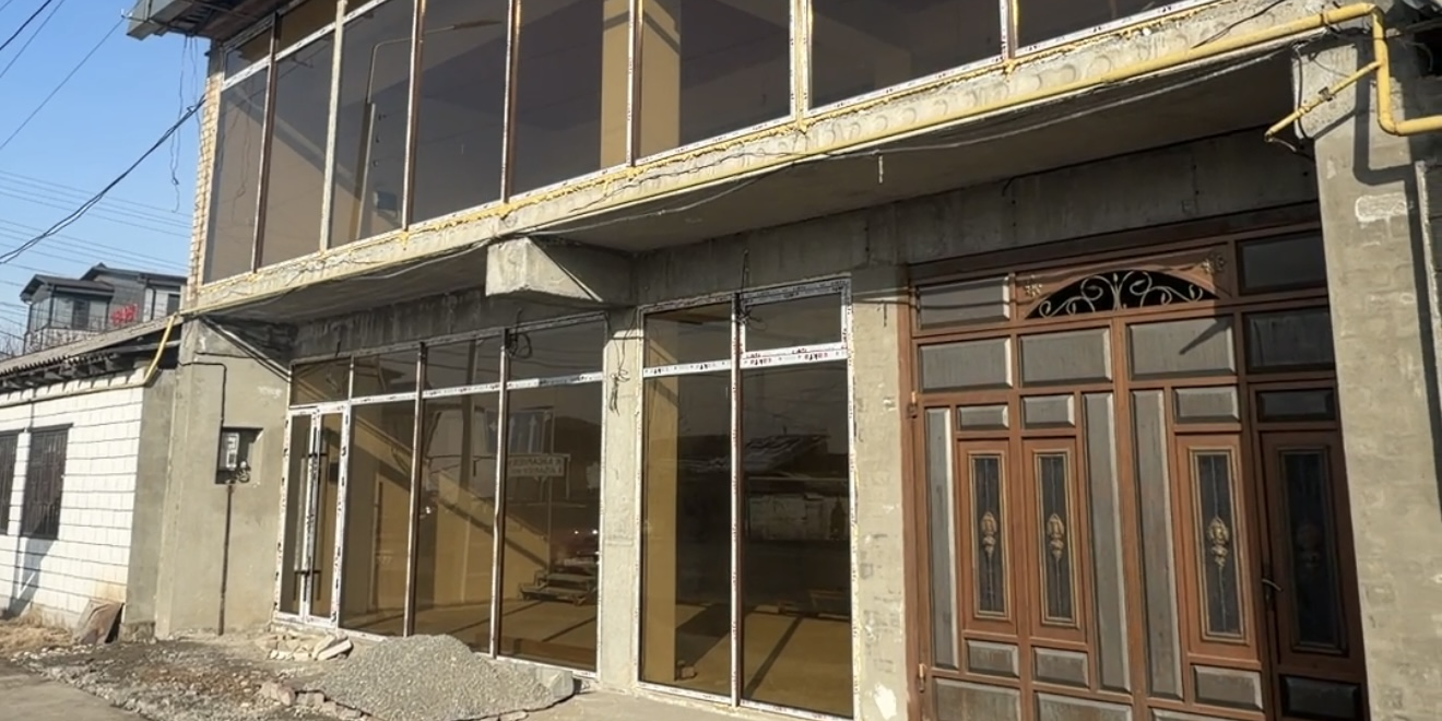 Незаконное офисное здание в Манасе обязали снести в течение 20 дней