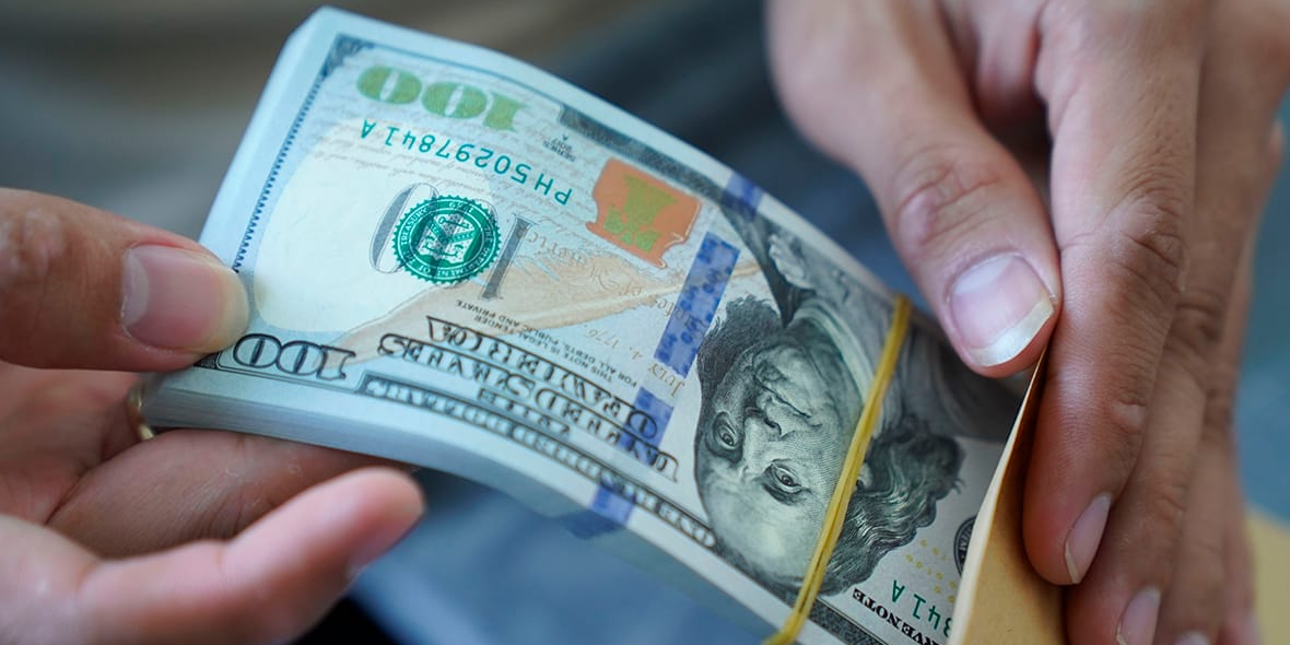 Нацбанк на 10 дней приостановил работу обменного бюро в Манасе