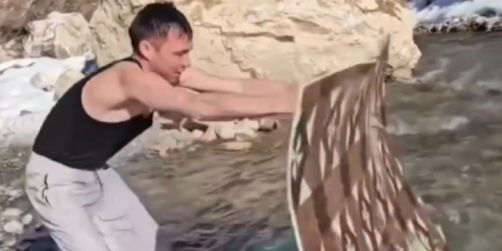 Мыл ковролин в реке: в Ошской области автора ролика оштрафовали на 10 тысяч сомов