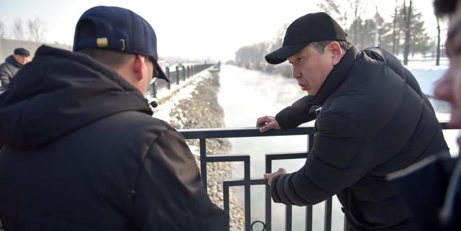 Некачественные ограждения, сомнительные объекты и кафе у канала — что выявил Джунушалиев в столице