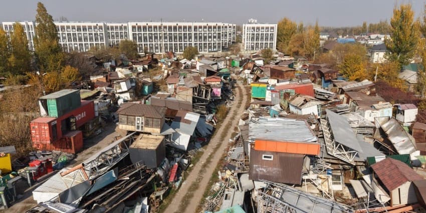 Мэрия Бишкека обязала владельцев забрать демонтированное имущество за месяц