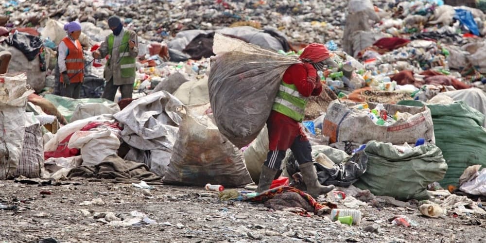 Отходы в доходы: сборщиков со свалки Бишкека трудоустроят официально