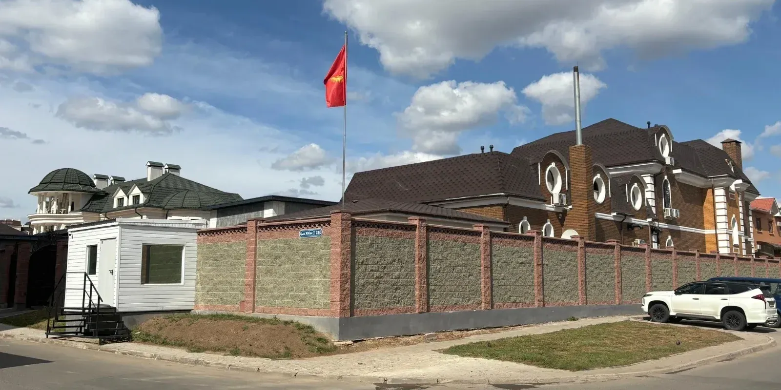 Кыргызстан и Казахстан бесплатно предоставят друг другу земли и здания для посольств