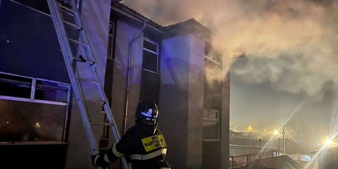 В Бишкеке в общежитии произошел пожар: эвакуировали 150 студентов