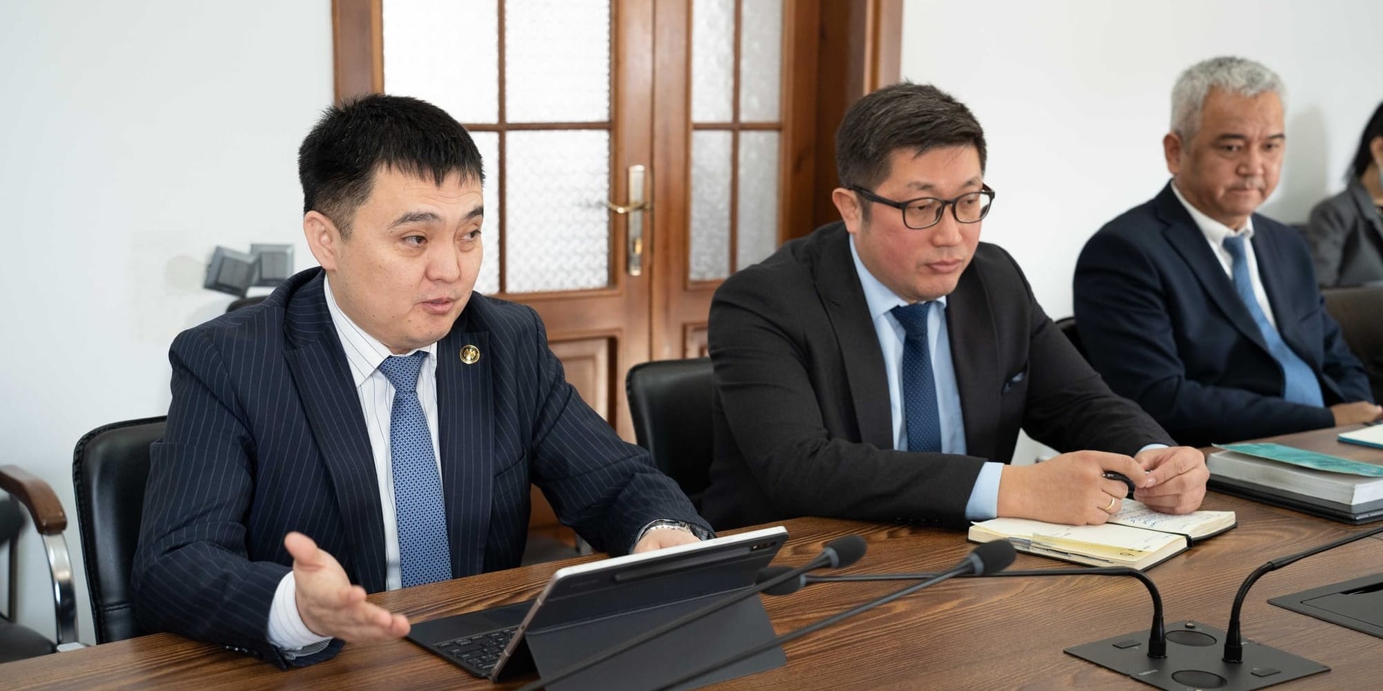 Сбои, тарифы и долгие зачисления: власти КР обсудили проблемы безналичных платежей