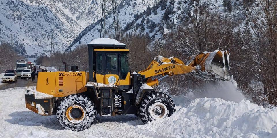 Лавина перекрыла трассу Бишкек — Ош: движение закрыли в обе стороны