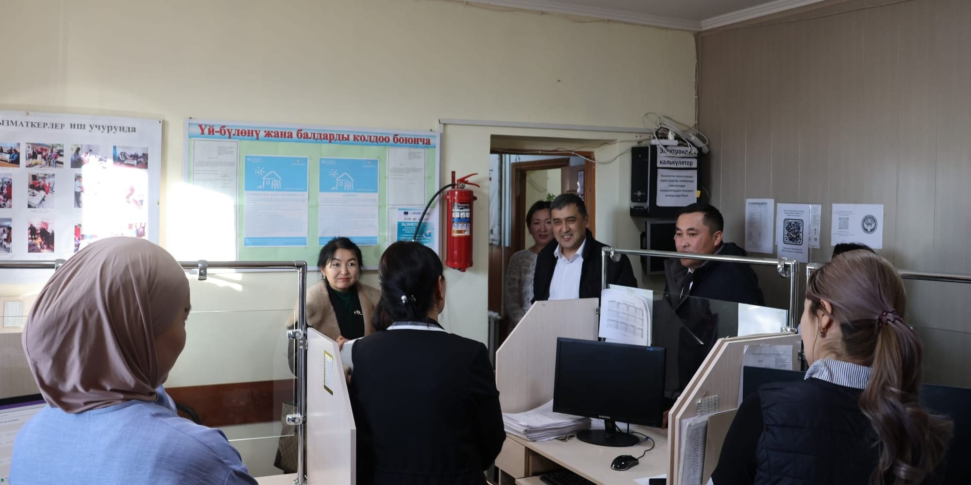 Глава Минсоцтруда проверил начисление нового пособия для жителей высокогорья в Нарыне