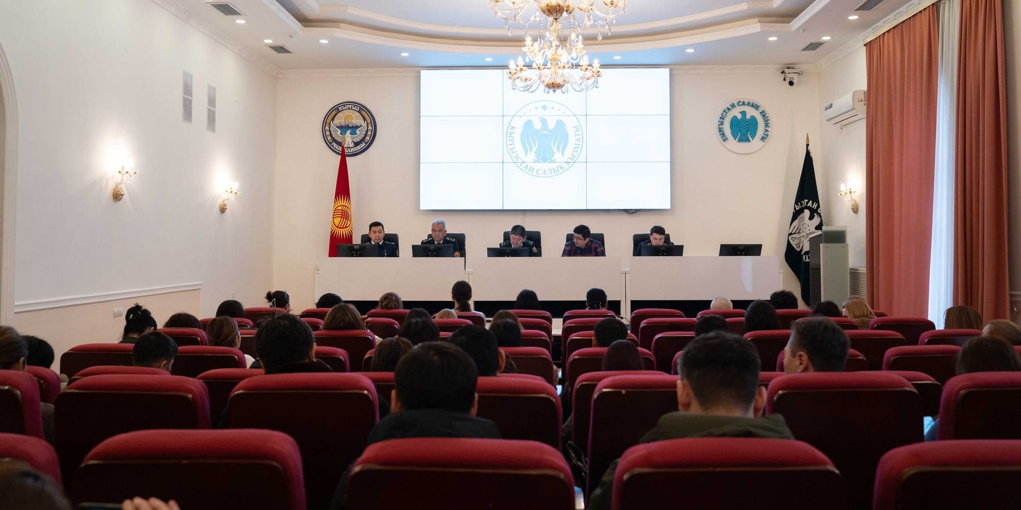 Налоговая служба и банки КР обсудили налог на транзакцию