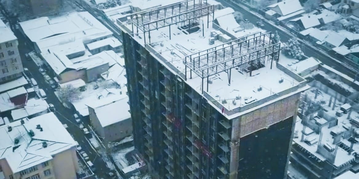 Минстрой приостановил на 90 дней лицензию стройкомпании «Зам Зам билдинг» после рейда на объектах в Бишкеке.