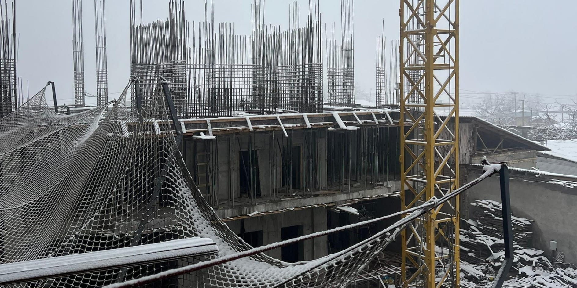 Минстрой выявил нарушения на стройке 12-этажного дома в селе Датка